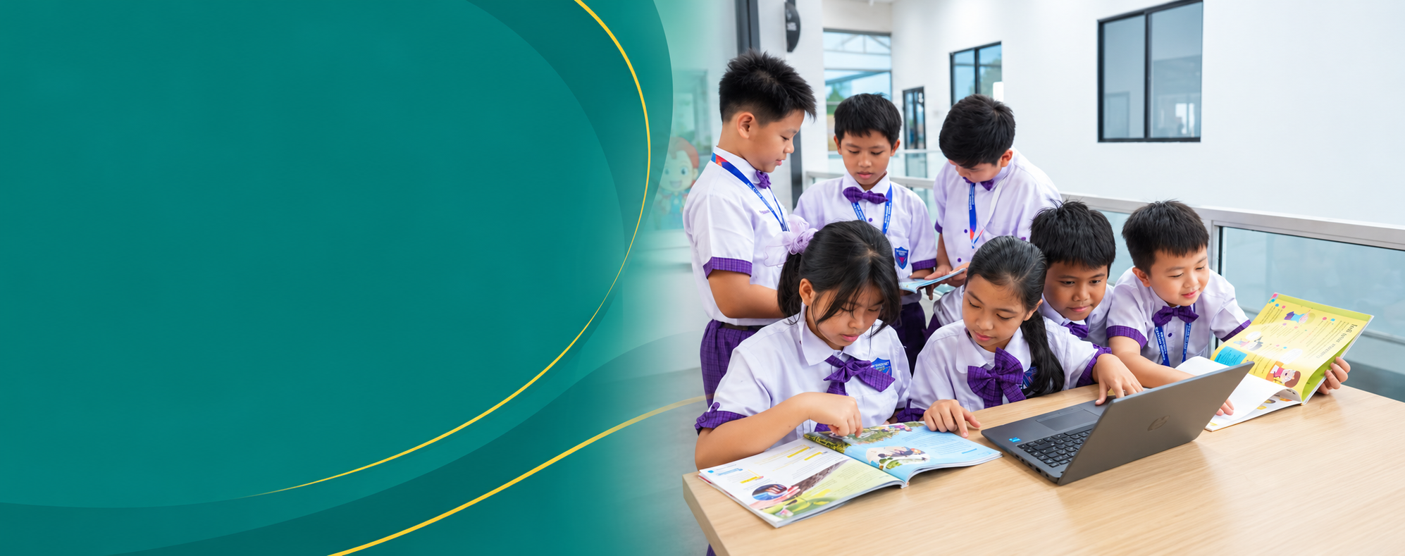 Desain banner dari foto siswa belajar bersama menggunakan buku dan laptop, dengan meja yang dirapikan.