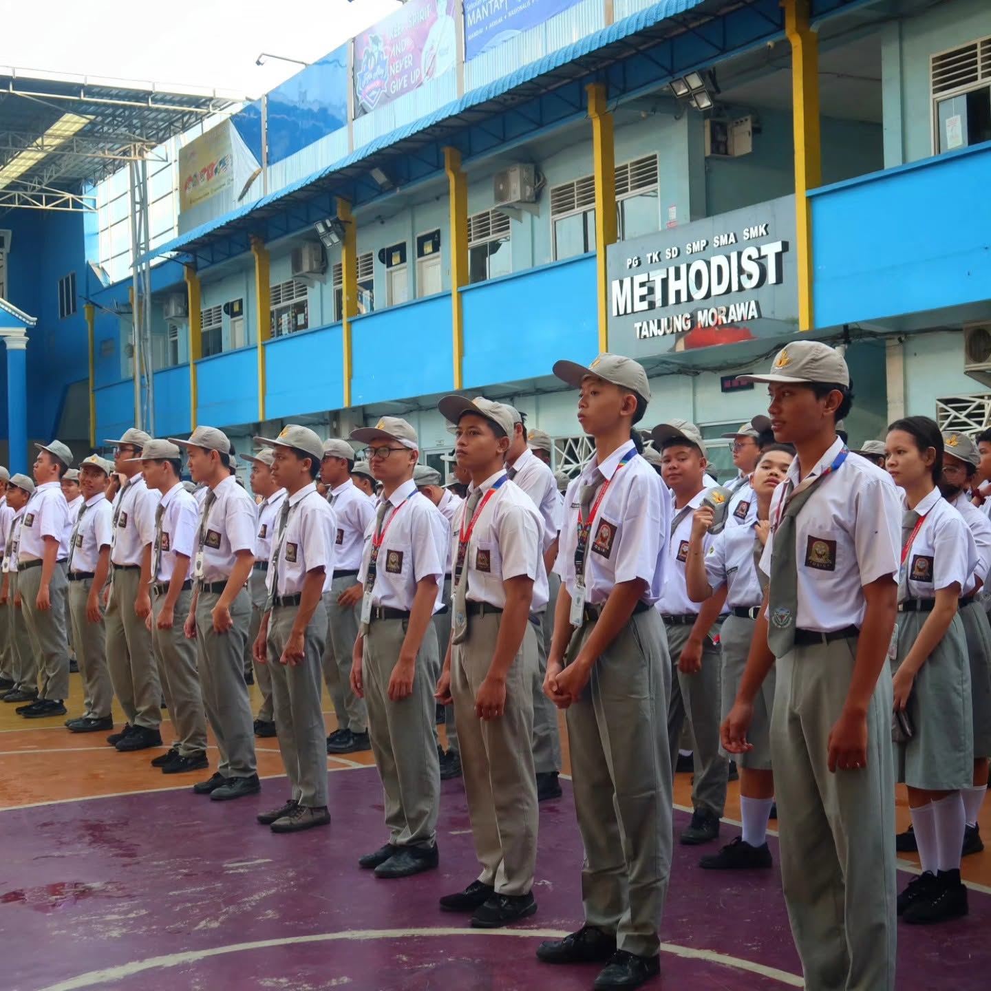Siswa Methodist Tanjung Morawa mengikuti kegiatan bersama di lapangan sekolah, Juni 2026